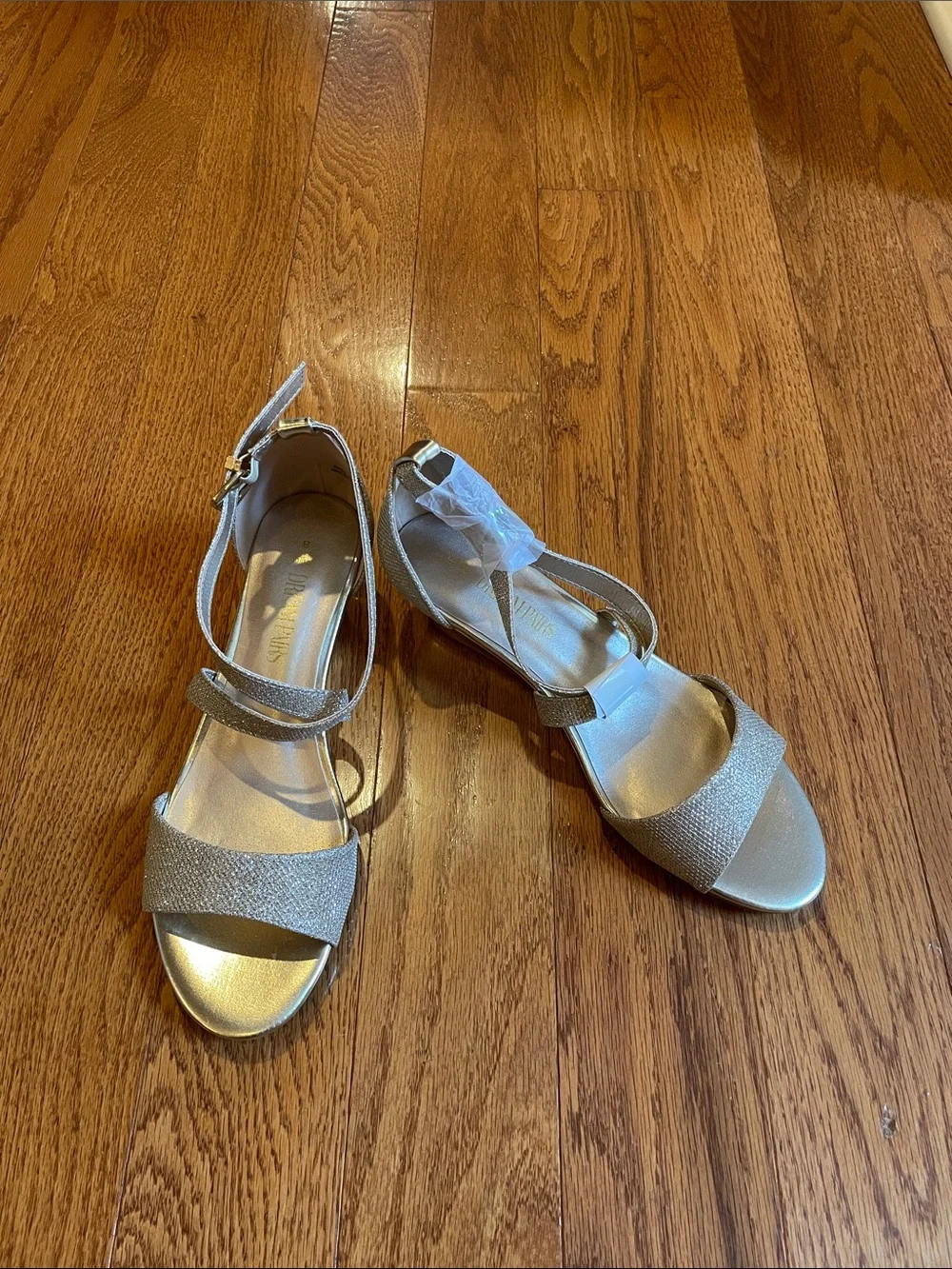 Dream Pairs women’s size 8 open-toe low wedge gold sandals New/Never Worn!